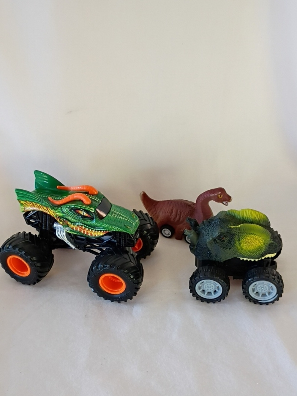 EUC Hot Wheels 2016 Monster Jam Dragon Diecast Metal 4x4 Truck And 2 Dino Cars